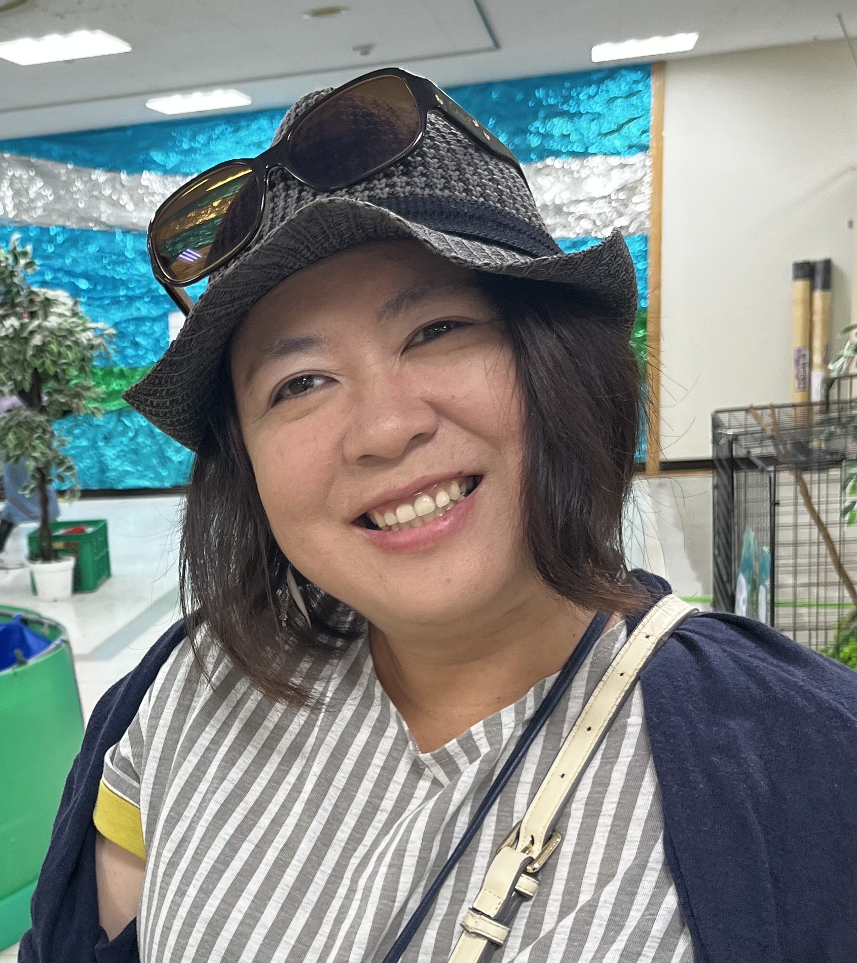 写真:笑顔で微笑む40代後半1児母