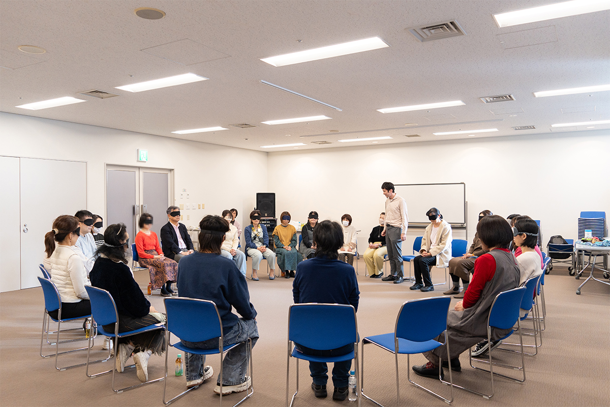 写真：全員で大きな輪になって座っている